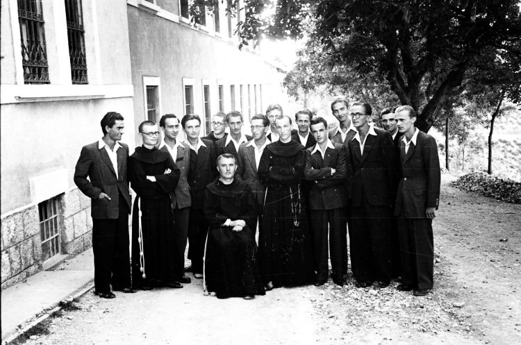 Povijesni prizor sa Širokog Brijega: Maturanti Franjevačke gimnazije na ispitu zrelosti 1943. godine
