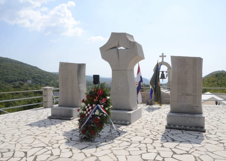 Crne Lokve čuvaju uspomenu: Misa, blagoslov križa i okupljanje Crnolokvana iz svih krajeva svijeta