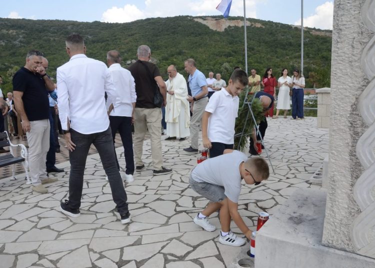 Crne Lokve čuvaju uspomenu: Misa, blagoslov križa i okupljanje Crnolokvana iz svih krajeva svijeta
