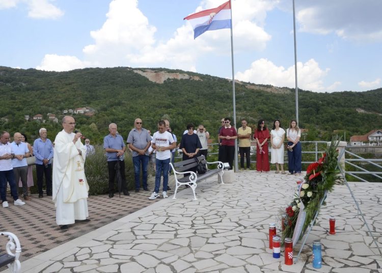 Crne Lokve čuvaju uspomenu: Misa, blagoslov križa i okupljanje Crnolokvana iz svih krajeva svijeta
