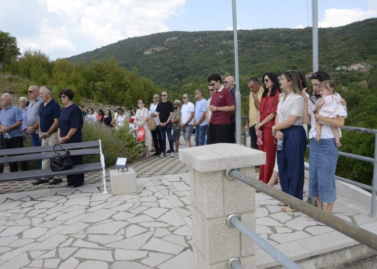 Crne Lokve čuvaju uspomenu: Misa, blagoslov križa i okupljanje Crnolokvana iz svih krajeva svijeta