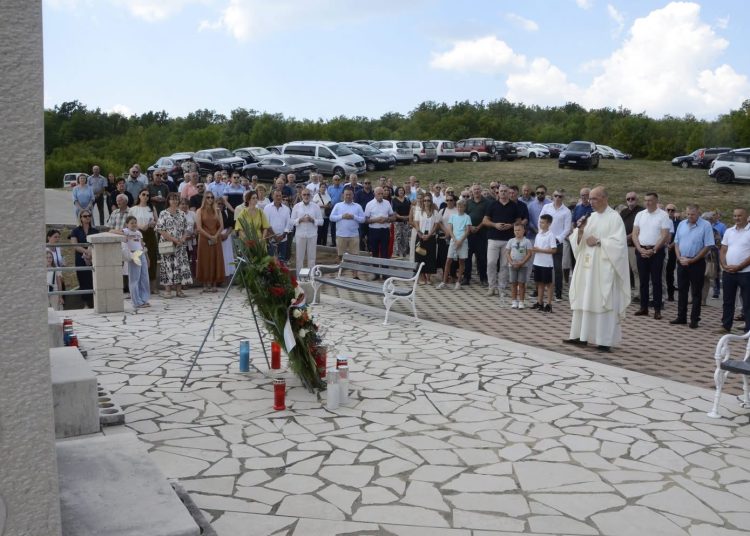 Crne Lokve čuvaju uspomenu: Misa, blagoslov križa i okupljanje Crnolokvana iz svih krajeva svijeta