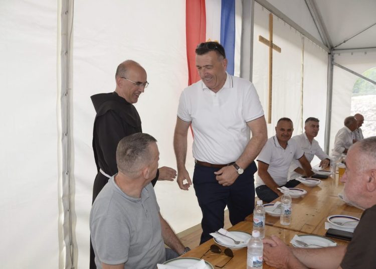 Crne Lokve čuvaju uspomenu: Misa, blagoslov križa i okupljanje Crnolokvana iz svih krajeva svijeta