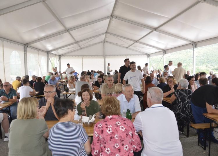 Crne Lokve čuvaju uspomenu: Misa, blagoslov križa i okupljanje Crnolokvana iz svih krajeva svijeta