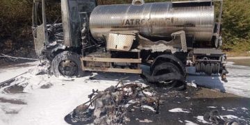 Teška nesreća na Gorancima: Sudarili se motocikl i vatrogasno vozilo, oba vozila zahvatio požar