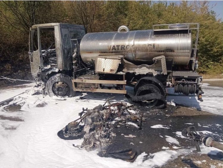 Teška nesreća na Gorancima: Sudarili se motocikl i vatrogasno vozilo, oba vozila zahvatio požar