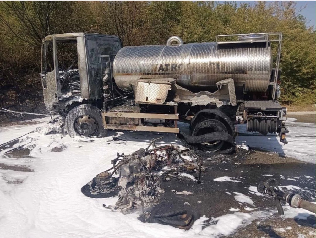 Teška nesreća na Gorancima: Sudarili se motocikl i vatrogasno vozilo, oba vozila zahvatio požar Teška nesreća na Gorancima: Sudarili se motocikl i vatrogasno vozilo, oba vozila zahvatio požar