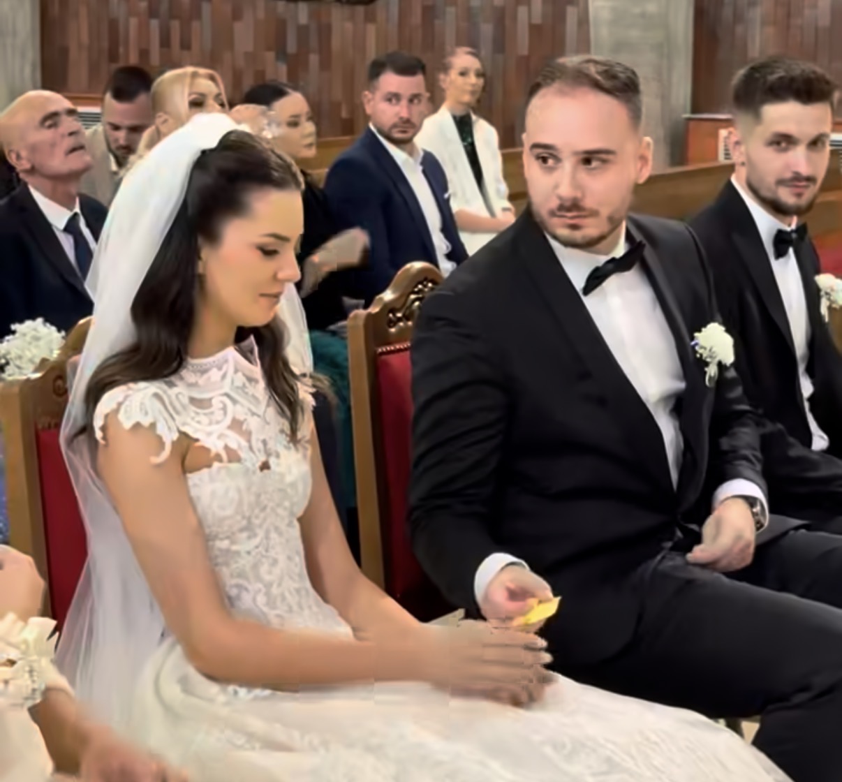 Širokobriješki mladenci oduševili emotivnim trenutkom na vjenčanju: Jedna poruka iz kutijice izmamila suze radosnice Širokobriješki mladenci oduševili emotivnim trenutkom na vjenčanju: Jedna poruka iz kutijice izmamila suze radosnice