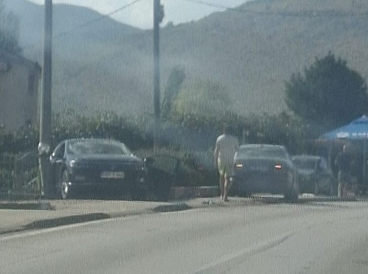 Prometna nezgoda u Ljubuškom: Sudarila se dva automobila, na cesti ulje i dijelovi vozila