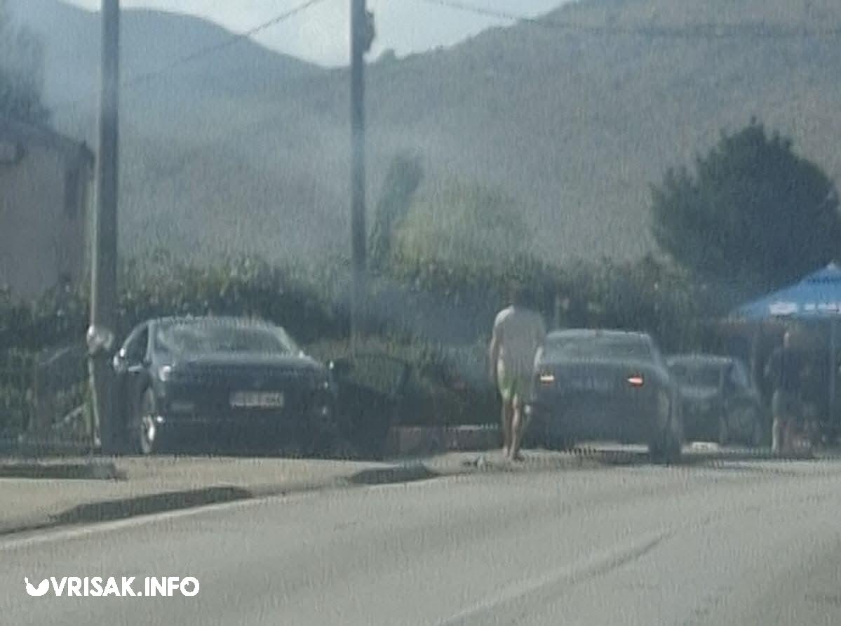 Prometna nezgoda u Ljubuškom: Sudarila se dva automobila, na cesti ulje i dijelovi vozila