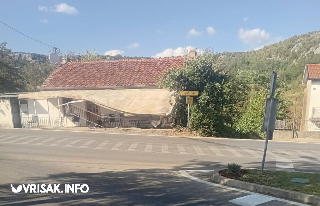 Ljubuški: Vozilo se zabilo u privatnu kuću, nastala veća šteta Ljubuški: Vozilo se zabilo u privatnu kuću, nastala veća šteta