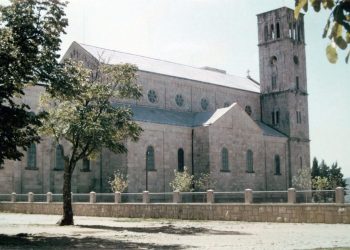 Crkva u Širokom Brijegu 1961. prije dogradnje južnog zvonika