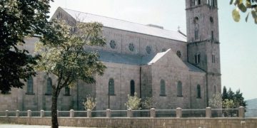 Crkva u Širokom Brijegu 1961. prije dogradnje južnog zvonika