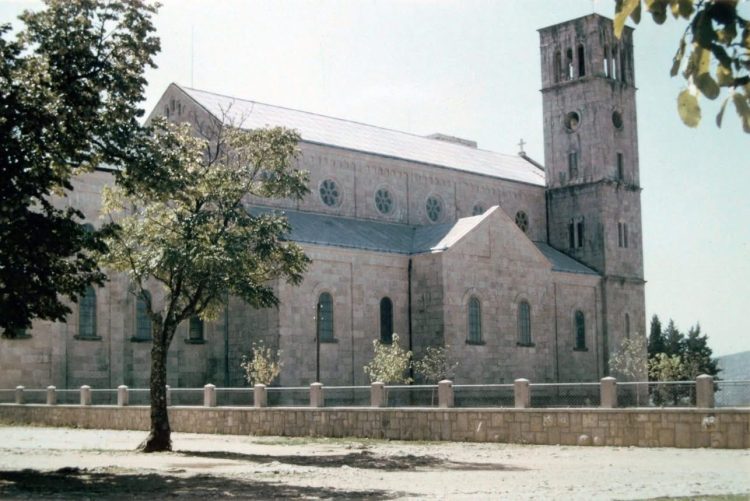 Crkva u Širokom Brijegu 1961. prije dogradnje južnog zvonika