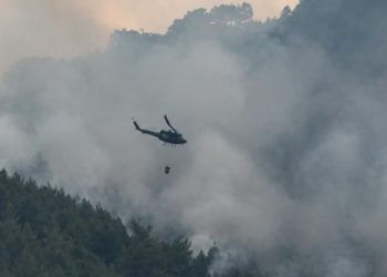 Helikopter Oružanih snaga BiH i danas gasi požar kod Mostara