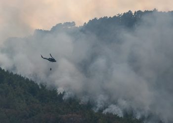 Helikopter Oružanih snaga BiH i danas gasi požar kod Mostara