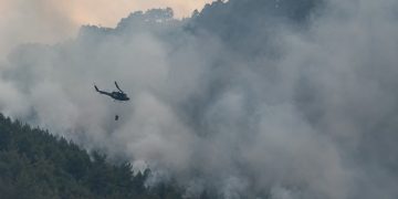 Helikopter Oružanih snaga BiH i danas gasi požar kod Mostara
