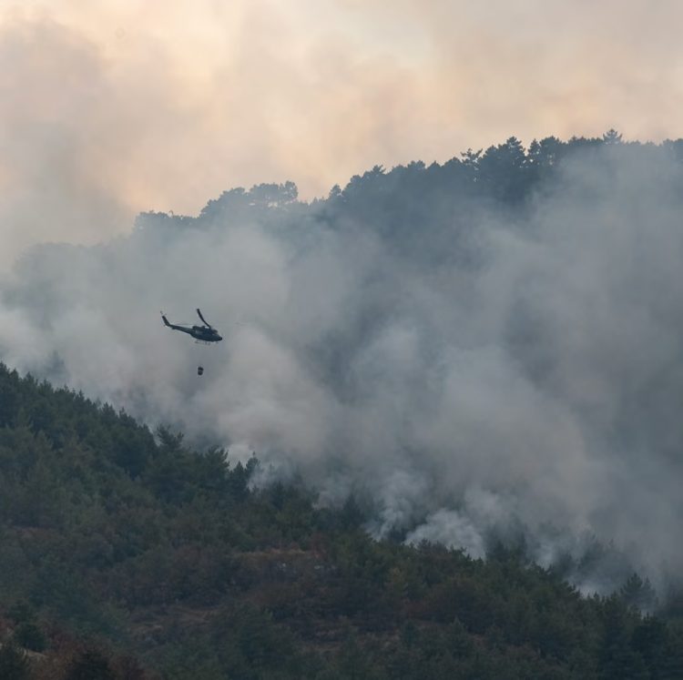 Helikopter Oružanih snaga BiH i danas gasi požar kod Mostara