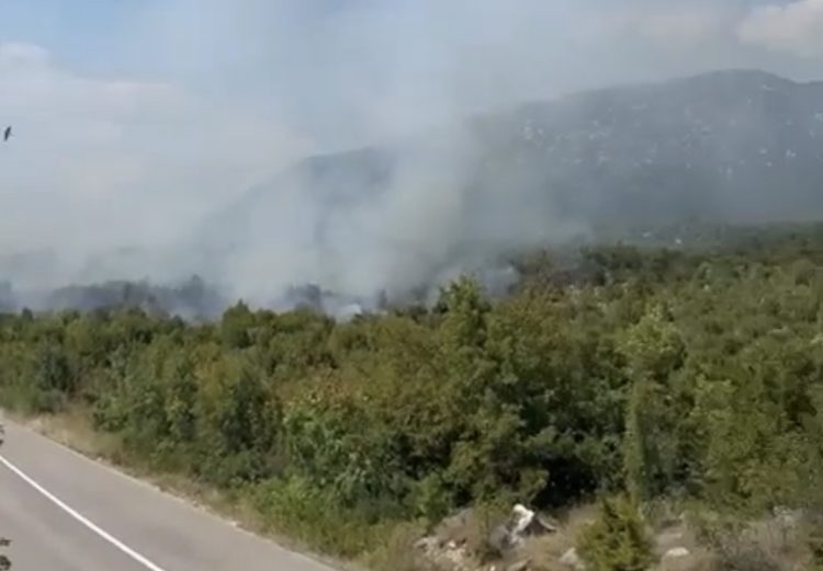 Požar između Širokog Brijega i Čitluka: Cesta zatvorena, a na terenu vatrogasci iz više postrojbi