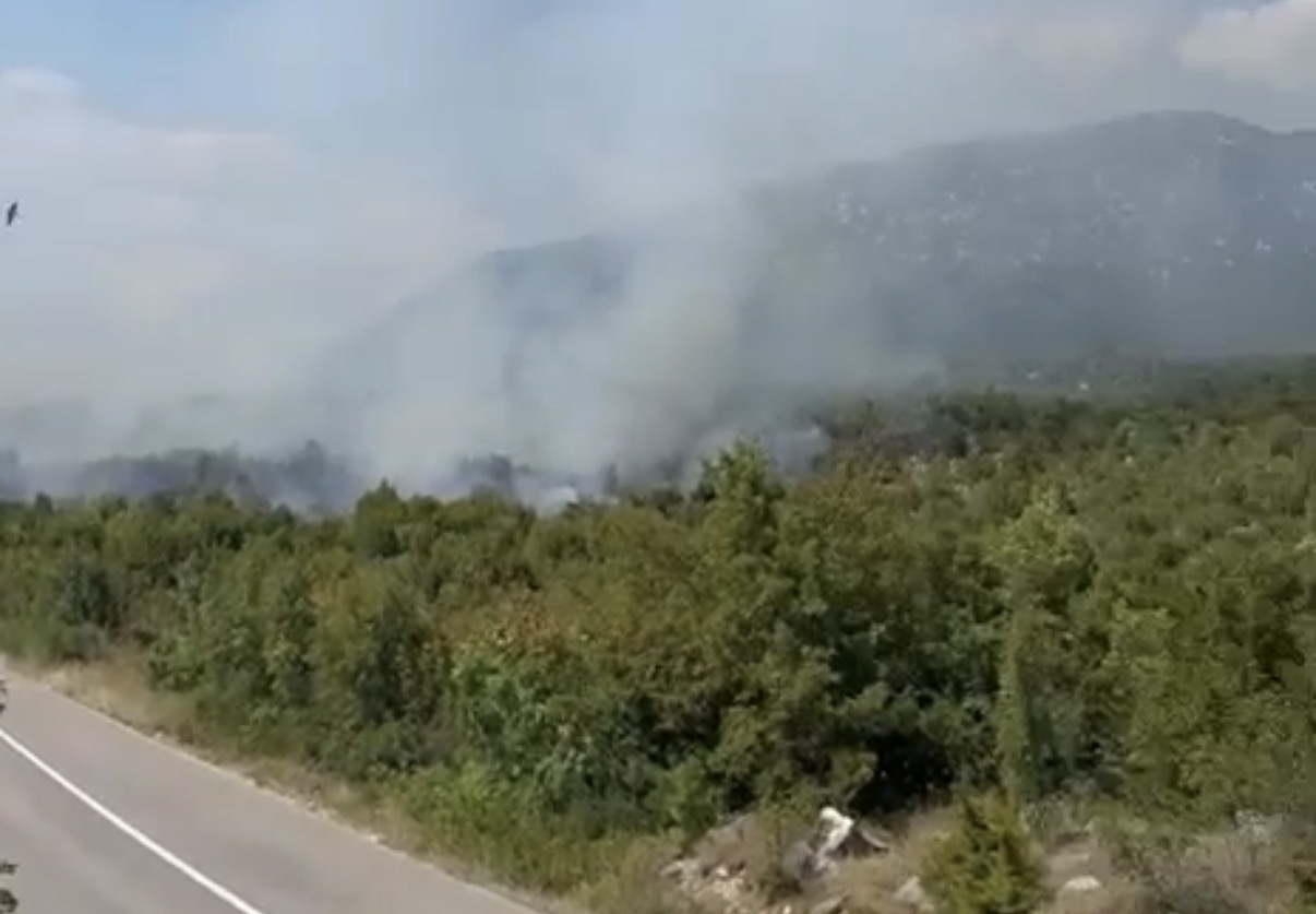 Požar između Širokog Brijega i Čitluka Cesta zatvorena, na terenu vatrogasci iz više postrojbi