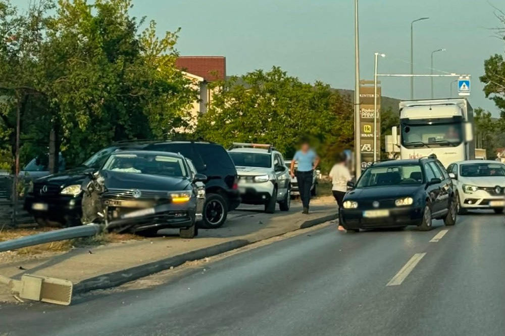 Prometna nesreća u Širokom Brijegu: Sudarila se dva vozila, oštećen i stup javne rasvjete Prometna nesreća u Širokom Brijegu: Sudarila se dva vozila, oštećen i stup javne rasvjete
