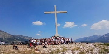 Na Borovoj glavi iznad Blidinjskog jezera proslavljena sveta misa, okupilo se 155 vjernika