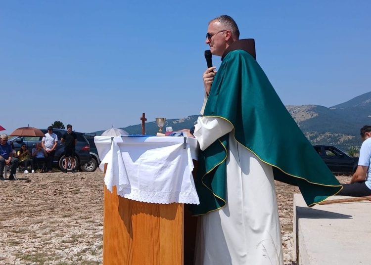 Na Borovoj glavi iznad Blidinjskog jezera proslavljena sveta misa, okupilo se 155 vjernika