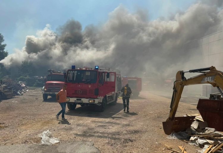 Veliki požar u Grudama: Vatra zahvatila skladište, vatrogasci na terenu