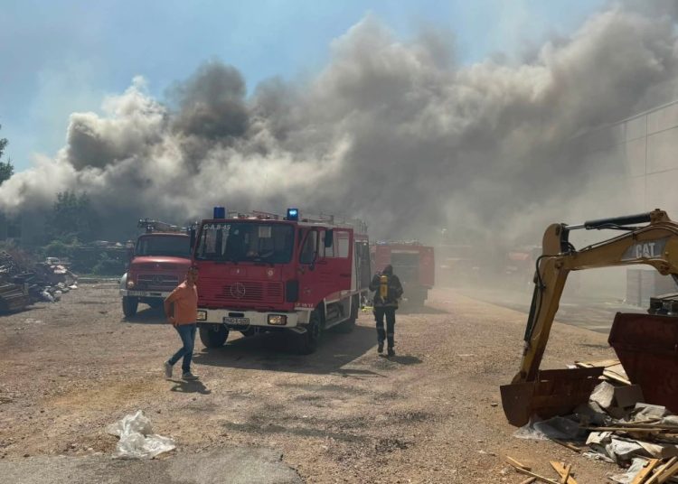 Veliki požar u Grudama: Vatra zahvatila skladište, vatrogasci na terenu