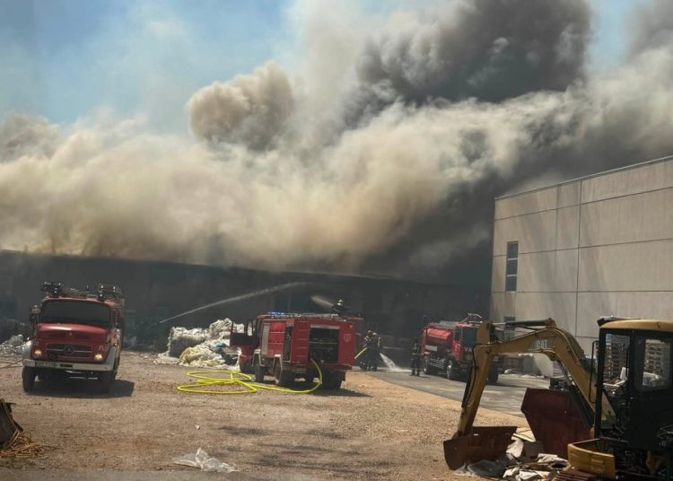 Veliki požar u Grudama: Vatra zahvatila skladište, vatrogasci na terenu