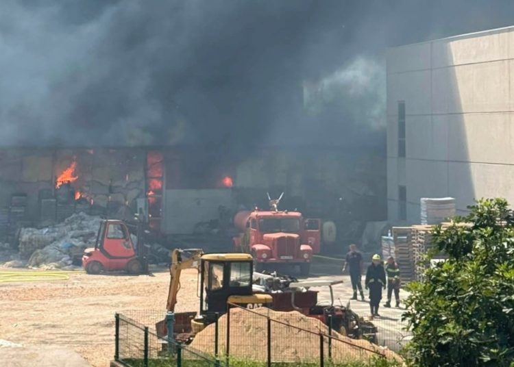 Veliki požar u Grudama: Vatra zahvatila skladište, vatrogasci na terenu