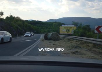 Upozorenje vozačima: Na cesti na Privalju ispale bale sijena, potreban oprez