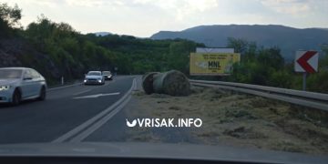 Upozorenje vozačima: Na cesti na Privalju ispale bale sijena, potreban oprez