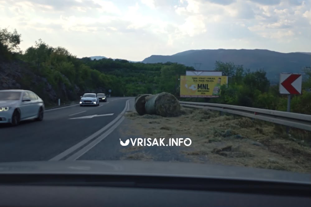 Upozorenje vozačima: Na cesti na Privalju ispale bale sijena, potreban oprez