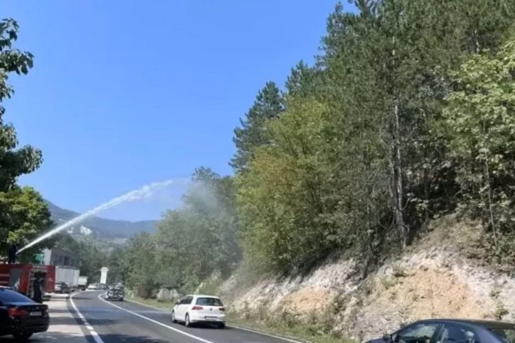 Požar izazvao odrone kod Konjica na cestu: Kamenje oštetilo vozila
