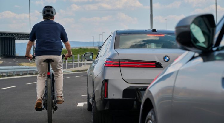 BMW uvodi tehnologiju koja može spriječiti otvaranje vrata pred biciklistima