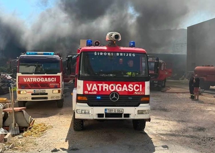 Veliki požar u Grudama: Vatra zahvatila skladište, vatrogasci na terenu