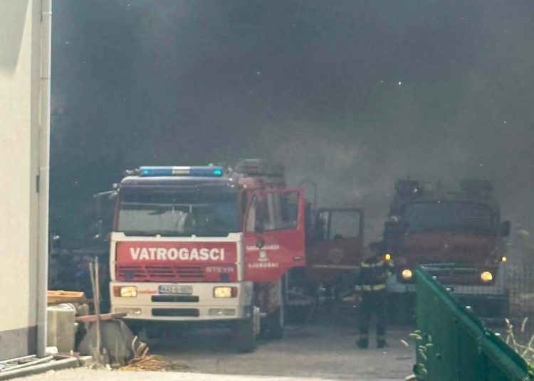 Veliki požar u Grudama: Vatra zahvatila skladište, vatrogasci na terenu