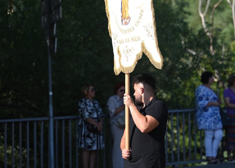 Mnoštvo hodočasnika na tradicionalnoj procesiji uoči Velike Gospe u Širokom Brijegu