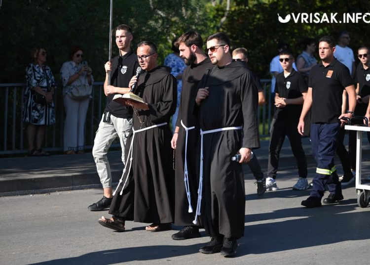 Mnoštvo hodočasnika na tradicionalnoj procesiji uoči Velike Gospe u Širokom Brijegu