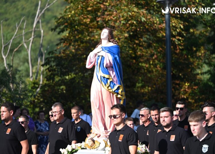 Mnoštvo hodočasnika na tradicionalnoj procesiji uoči Velike Gospe u Širokom Brijegu