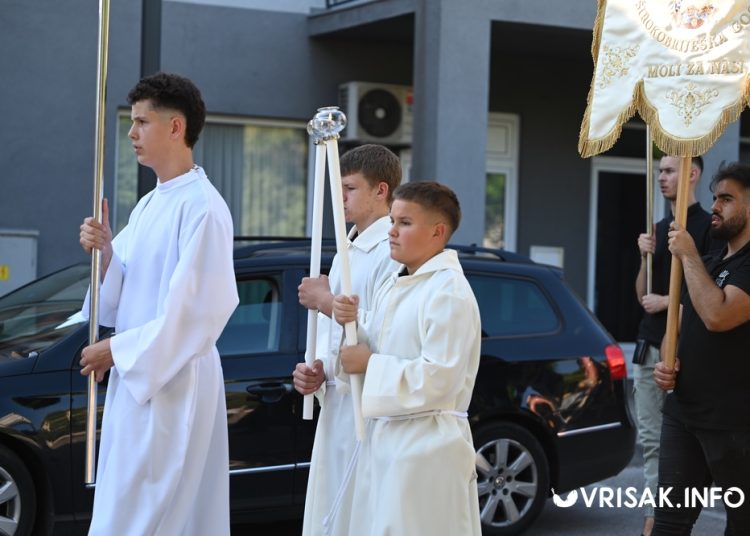 Mnoštvo hodočasnika na tradicionalnoj procesiji uoči Velike Gospe u Širokom Brijegu
