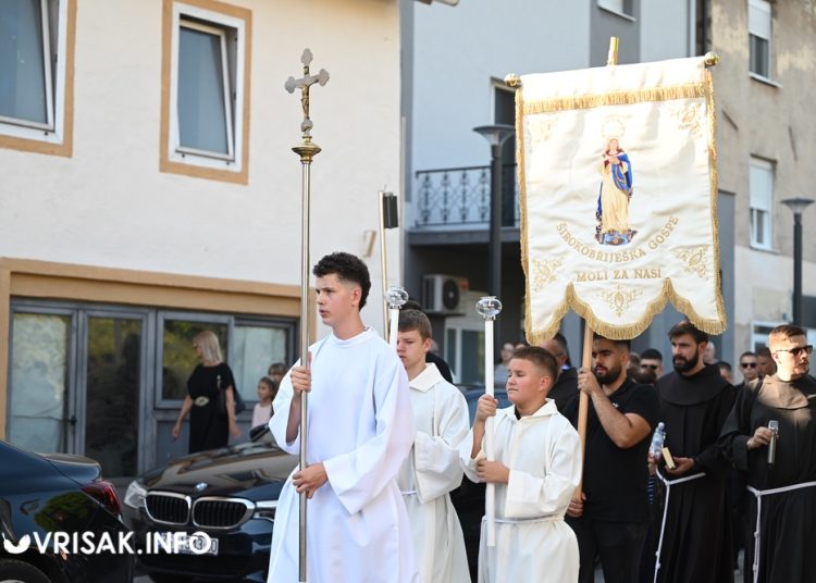 Mnoštvo hodočasnika na tradicionalnoj procesiji uoči Velike Gospe u Širokom Brijegu