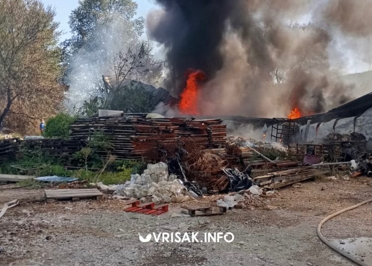 Veliki požar u Grudama: Vatra zahvatila skladište, vatrogasci na terenu