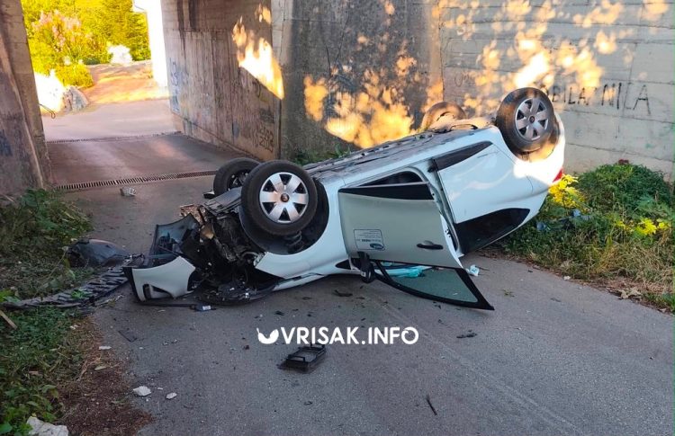 Prometna nezgoda u Širokom Brijegu: Vozilo sletjelo s ceste i završilo na krovu