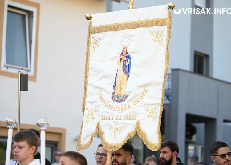 Mnoštvo hodočasnika na tradicionalnoj procesiji uoči Velike Gospe u Širokom Brijegu
