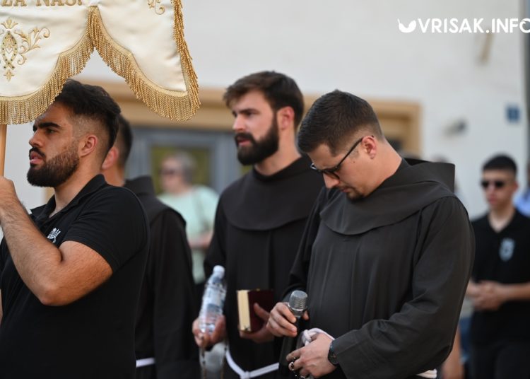Mnoštvo hodočasnika na tradicionalnoj procesiji uoči Velike Gospe u Širokom Brijegu