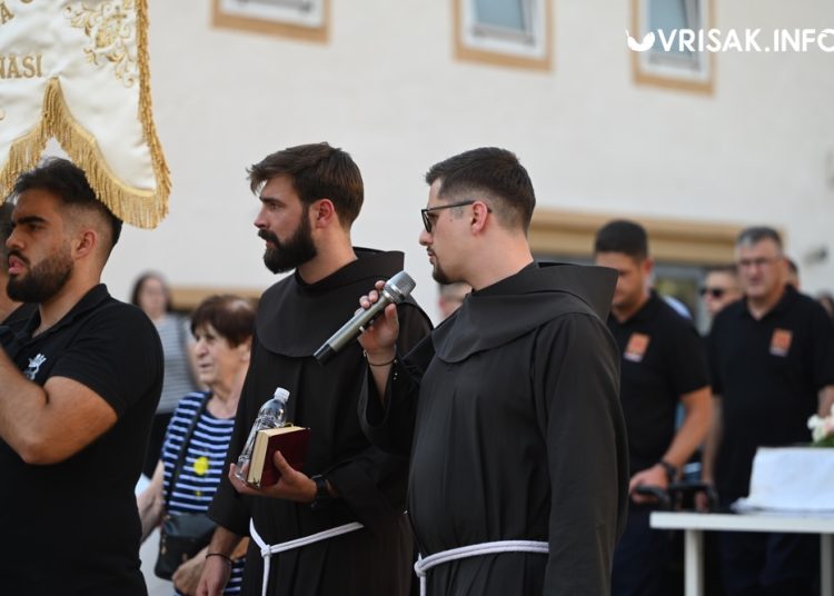 Mnoštvo hodočasnika na tradicionalnoj procesiji uoči Velike Gospe u Širokom Brijegu