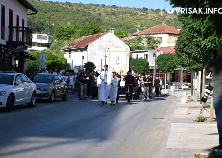 Mnoštvo hodočasnika na tradicionalnoj procesiji uoči Velike Gospe u Širokom Brijegu