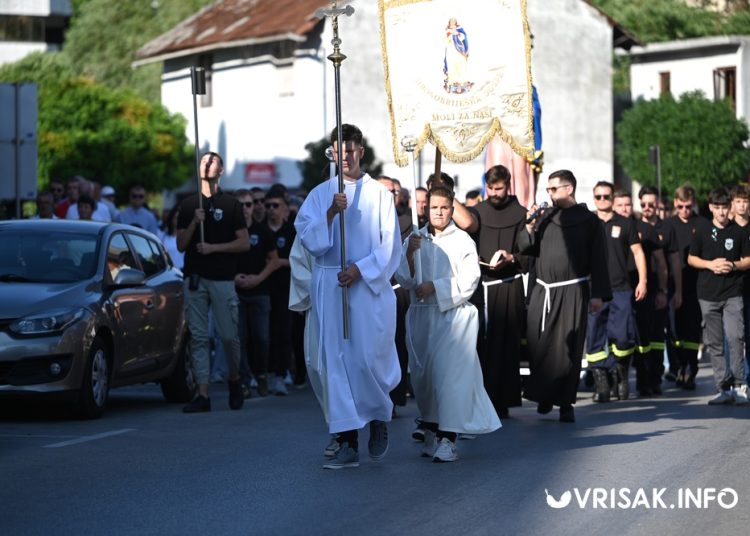 Mnoštvo hodočasnika na tradicionalnoj procesiji uoči Velike Gospe u Širokom Brijegu